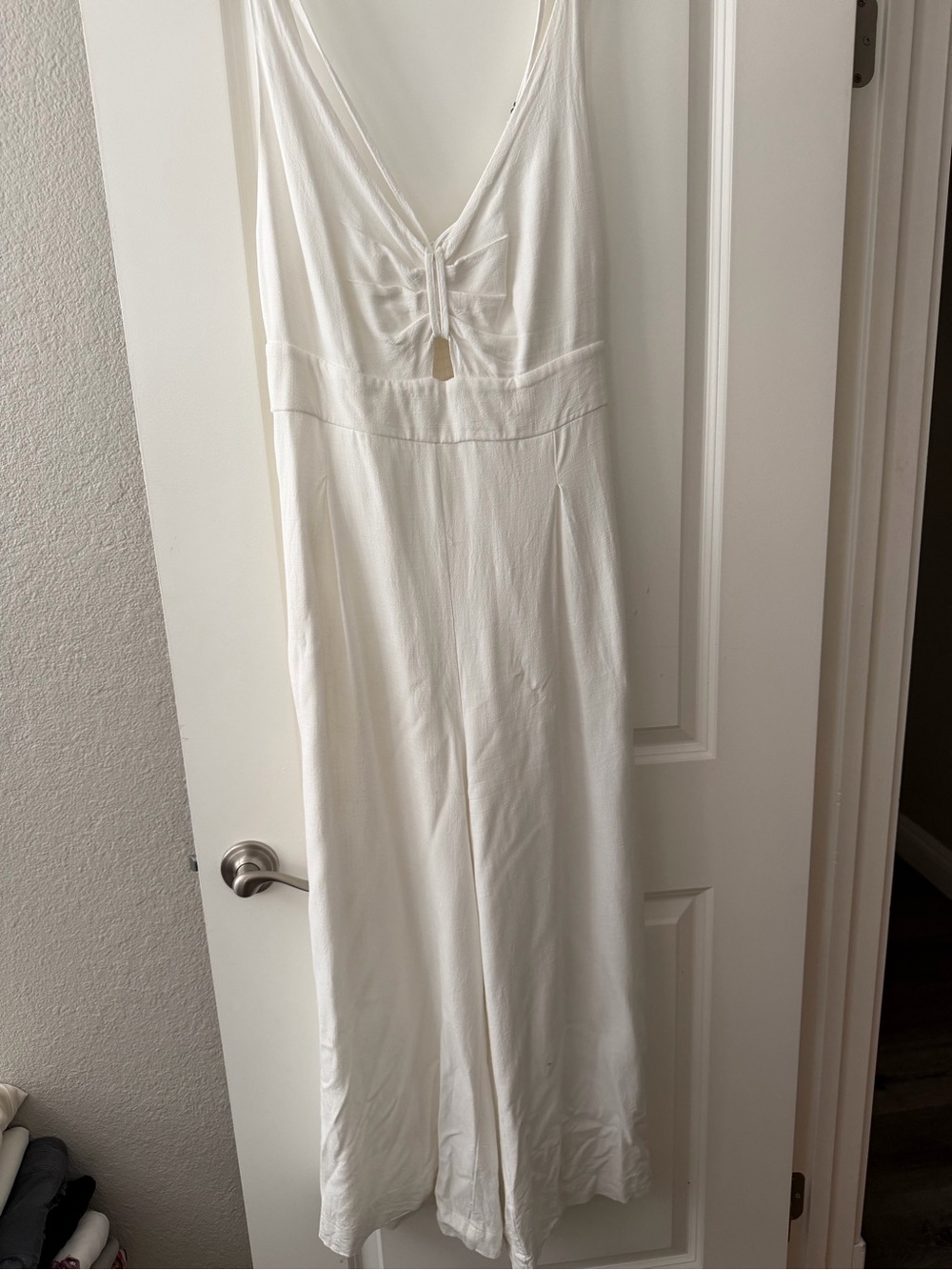 Women’s White Sleeveless V-Neck Jumpsuit L